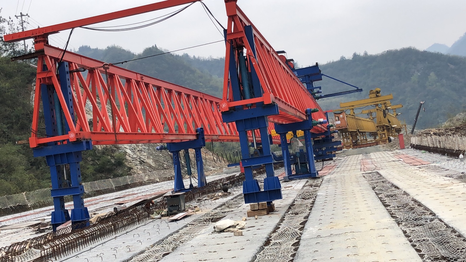 湖北十堰，十巫高速三標，采購我廠的JQ40-180新式架橋機