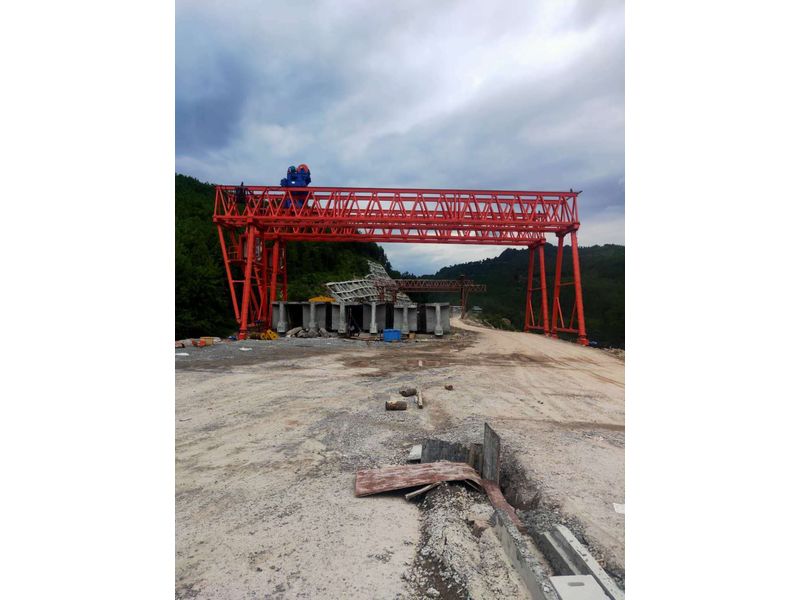 重慶匯森路橋工程建設(shè)有限公司，巴萬(wàn)高速三標(biāo)項(xiàng)目部采購(gòu)高遠(yuǎn)重型MG100/10-24m-9m龍門吊兩臺(tái)，設(shè)備發(fā)貨出廠