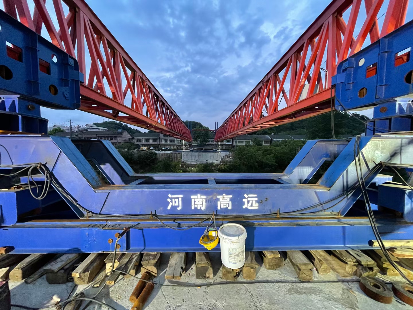 架橋機(jī)安裝人員要嚴(yán)格按照安裝計劃,要對參與安裝的所有人員進(jìn)行培育