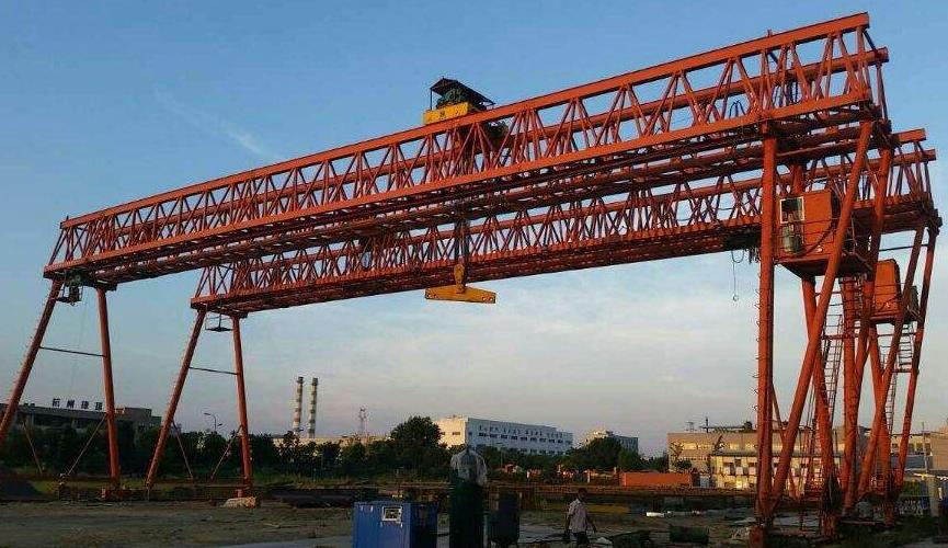 MG80/10T龍門吊在裝卸物料時(shí)應(yīng)注意什么?廠家給您解答