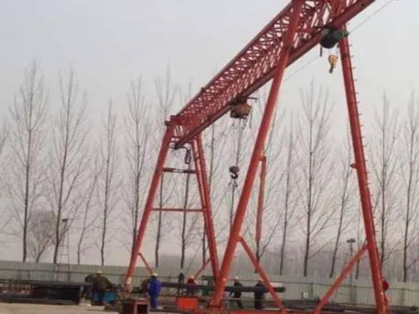 龍門吊門式起重機作業(yè)時如何確保下方人員的安全?